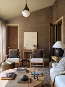 phillip-jeffries-juicy-jute-grasscloth-wallcovering-in-living-area-lounge-amber-lewis-designer