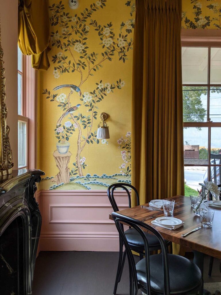 restaurant-claudine-gold-chinoiserie-wallpaper-san-antonio