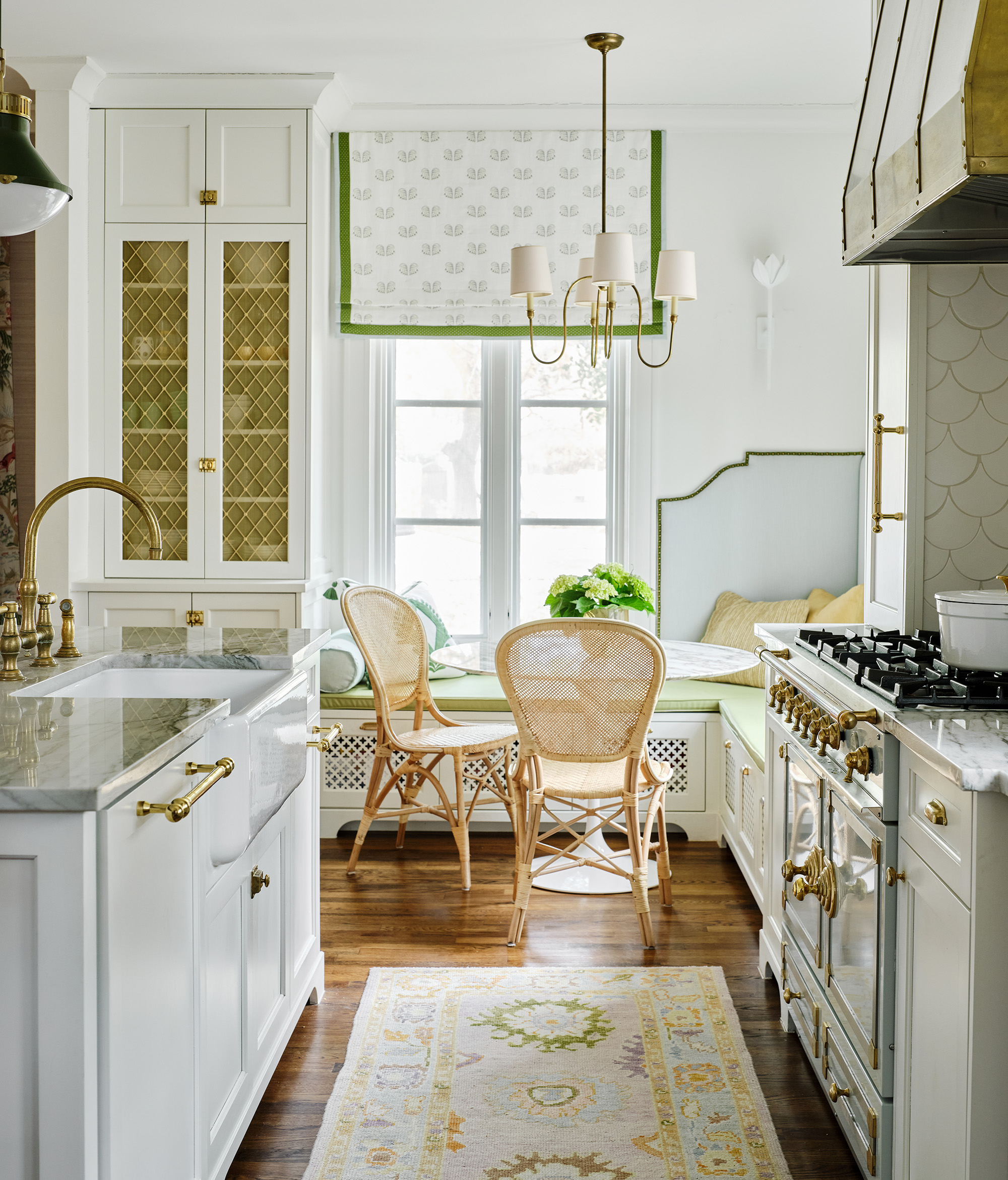 white-painted-kitchen-cabinets-paper-moon-painting-home-painter-olmos-park-tx-breakfast-nook-aisle