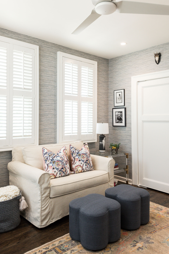 Guest living room with blue linen-look wallcovering.