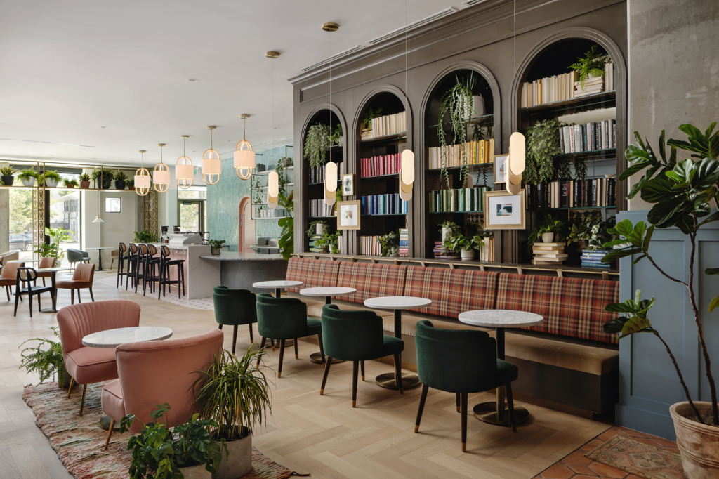 The entire lounge and coffee bar area combine rich colors and textures for a sense of liveliness and sophistication.