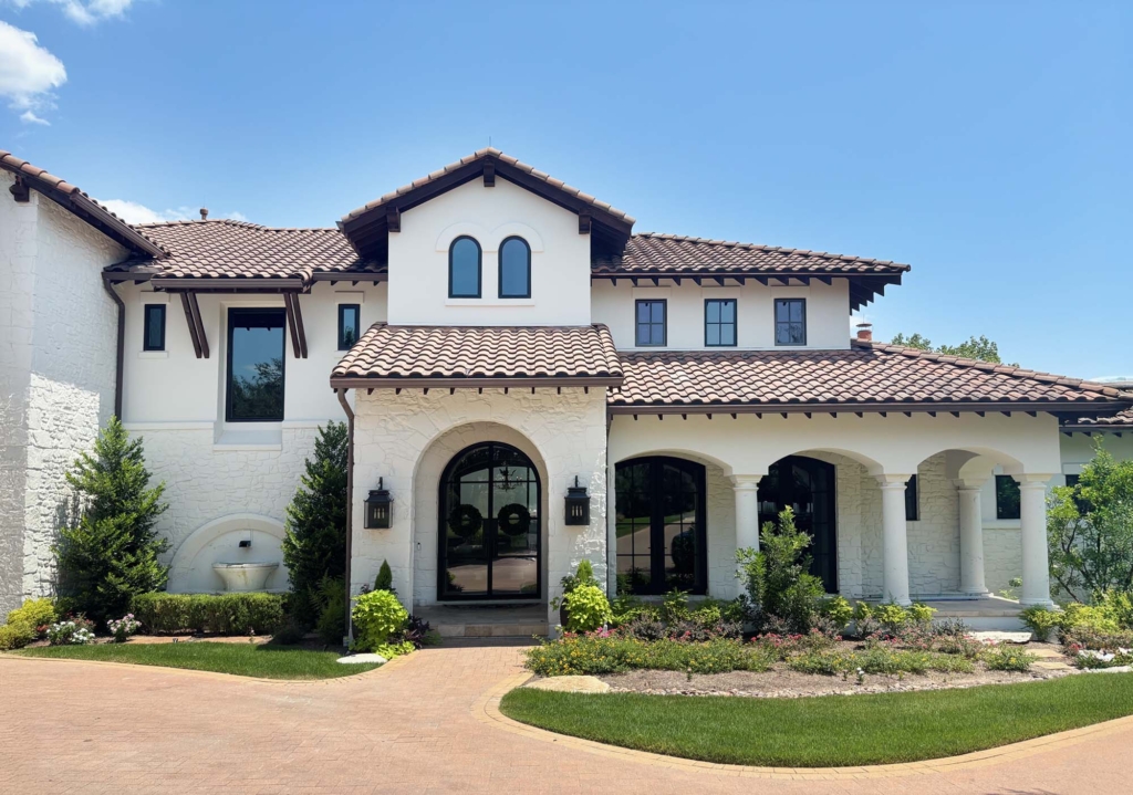 austin-exterior-home-painting-in-benjamin-moore-swiss-coffee-off-white-by-paper-moon