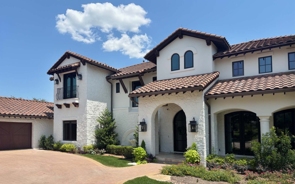 austin-exterior-home-painting-in-benjamin-moore-swiss-coffee-off-white