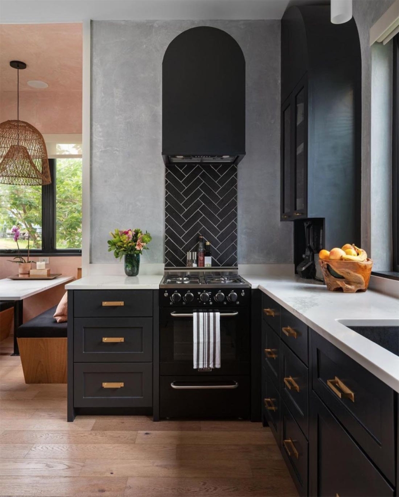 lime-plaster-walls-and-black-kitchen-cabinets-hatchworks