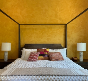 lime-plaster-bedroom-headboard-wall-in-vasari-marmorino-gold-color-valencia