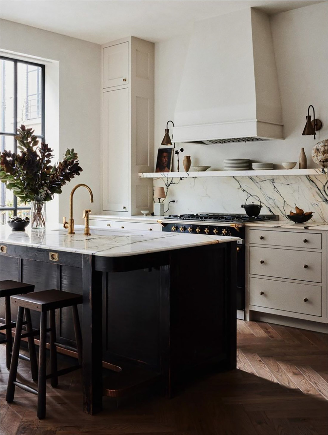 elegant-black-and-white-kitchen-with-marble-backsplash-and-shelf