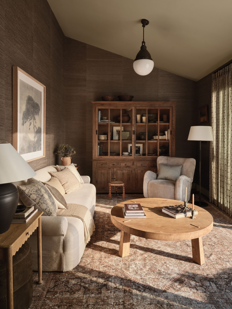 Living area lounge featuring Phillip Jeffries "Juicy Jute" grasscloth wallcovering, designed by Amber Lewis. A rich and textured backdrop that brings warmth and sophistication to the space.